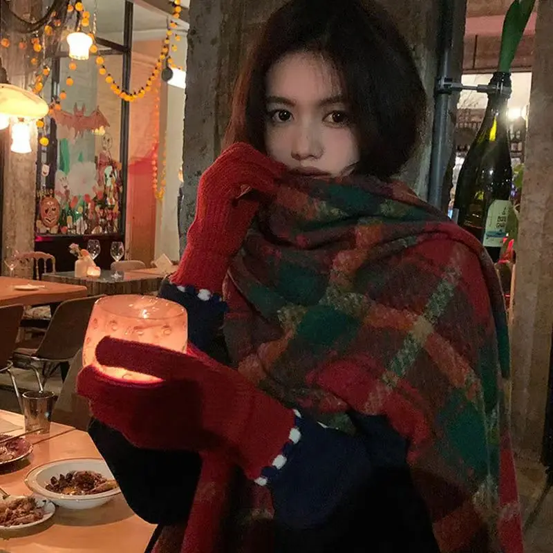 Regalo de Año Nuevo: bufanda navideña a cuadros con borlas rojas para mujer, chal cálido de estilo coreano de alta gama para invierno, bufanda gruesa