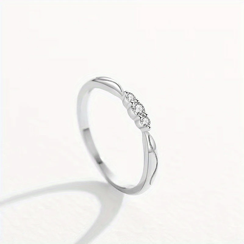Huitan Trendiger Ring mit drei runden Zirkonia-Steinen, minimalistisches, dünnes, exquisites Fingerring-Accessoire, funkelnder Ehering-Schmuck für Damen