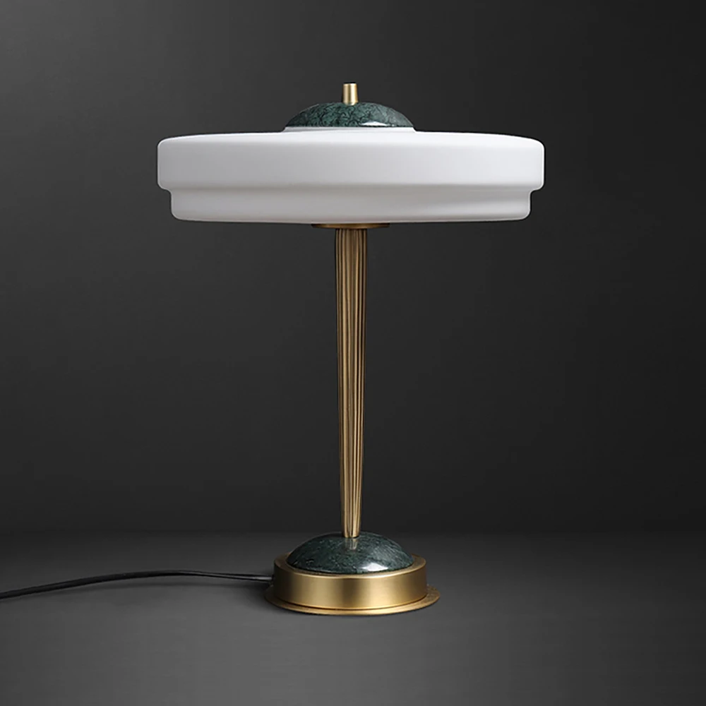 Lampe de table moderne du milieu du siècle, corps en aluminium, verre et cuivre, bureau de lecture avec design Art déco pour hôtels et études