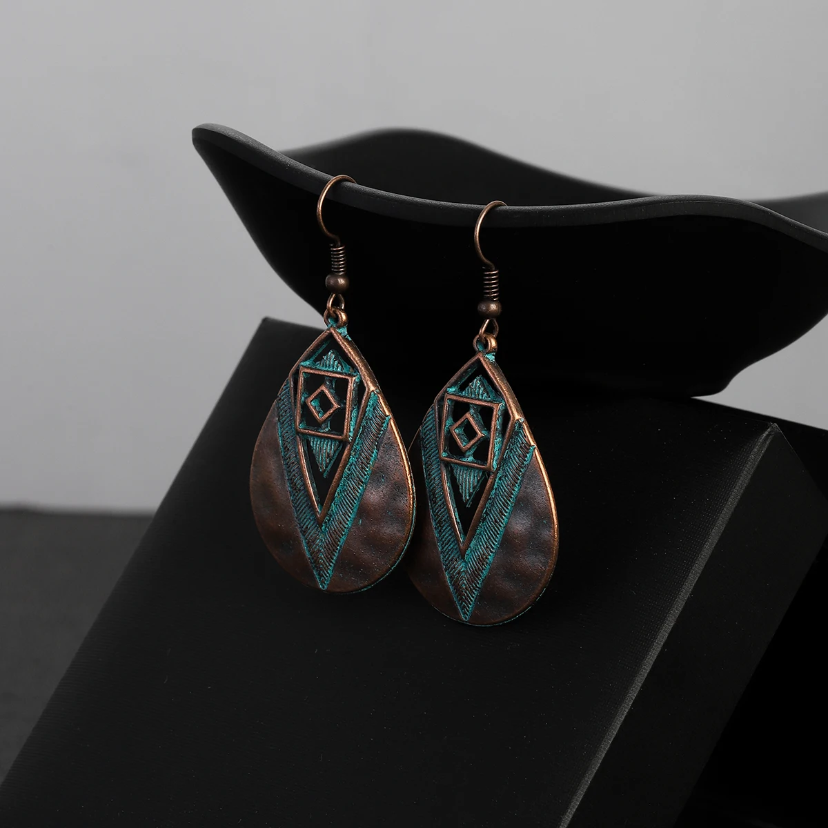 Boucles d'oreilles à pampilles géométriques irrégulières en bronze pour femmes, boucles d'oreilles ethniques pour femmes, pendentifs triangulaires ronds et carrés, bijoux indiens inhabituels
