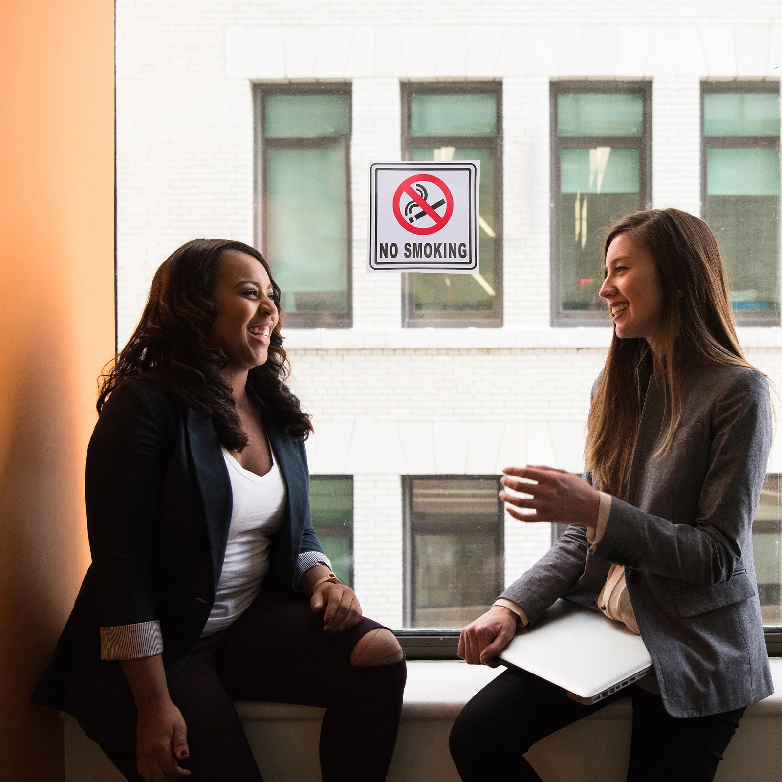 12 قطعة من ملصقات ممنوع التدخين، لاصقة مقاومة للماء، مادة متينة للحيوانات الأليفة، سهلة التركيب، علامات تحذيرية ذاتية اللصق