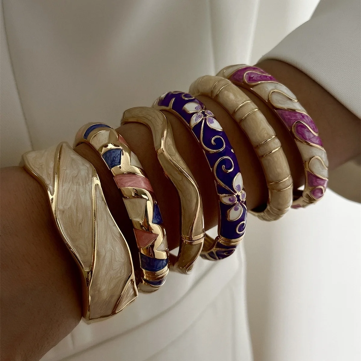 Retro-Ethno-Armband in Lila, Rosa und Weiß mit Emaille-Einsätzen für Damen und Herren, Geometrischer Statement-Armreif mit Blumenmuster – Detail 19