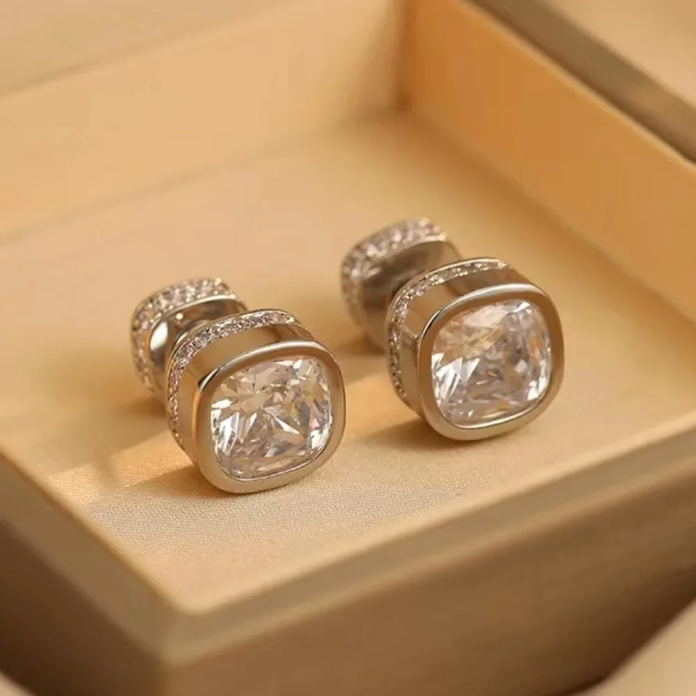 Fashionable zircon earrings, small and cute women's jewelry, anti allergic material, suitable for women's daily wear earrings.
