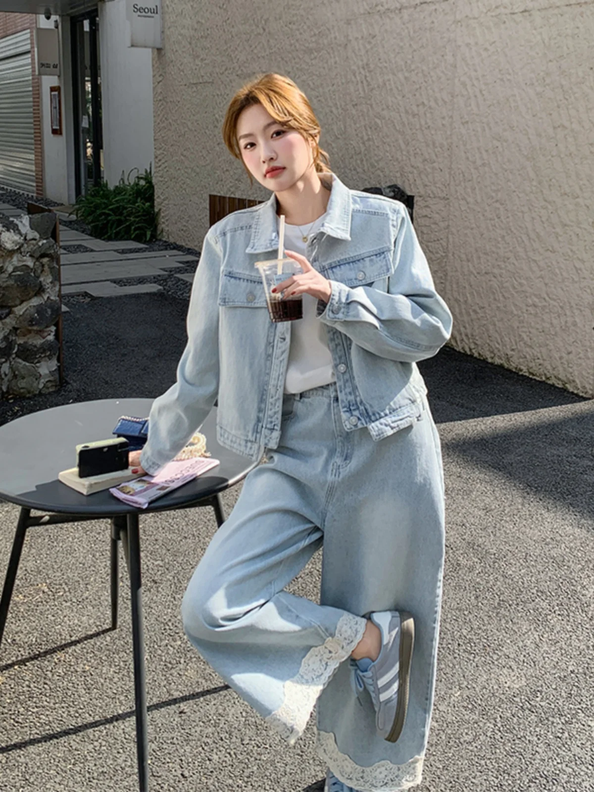 

Ретро-комплект в гонконгском стиле: светло-голубой джинсовый костюм для женщин, весна-осень 2026, модные широкие брюки, комплект из двух предметов с воротником-стойкой