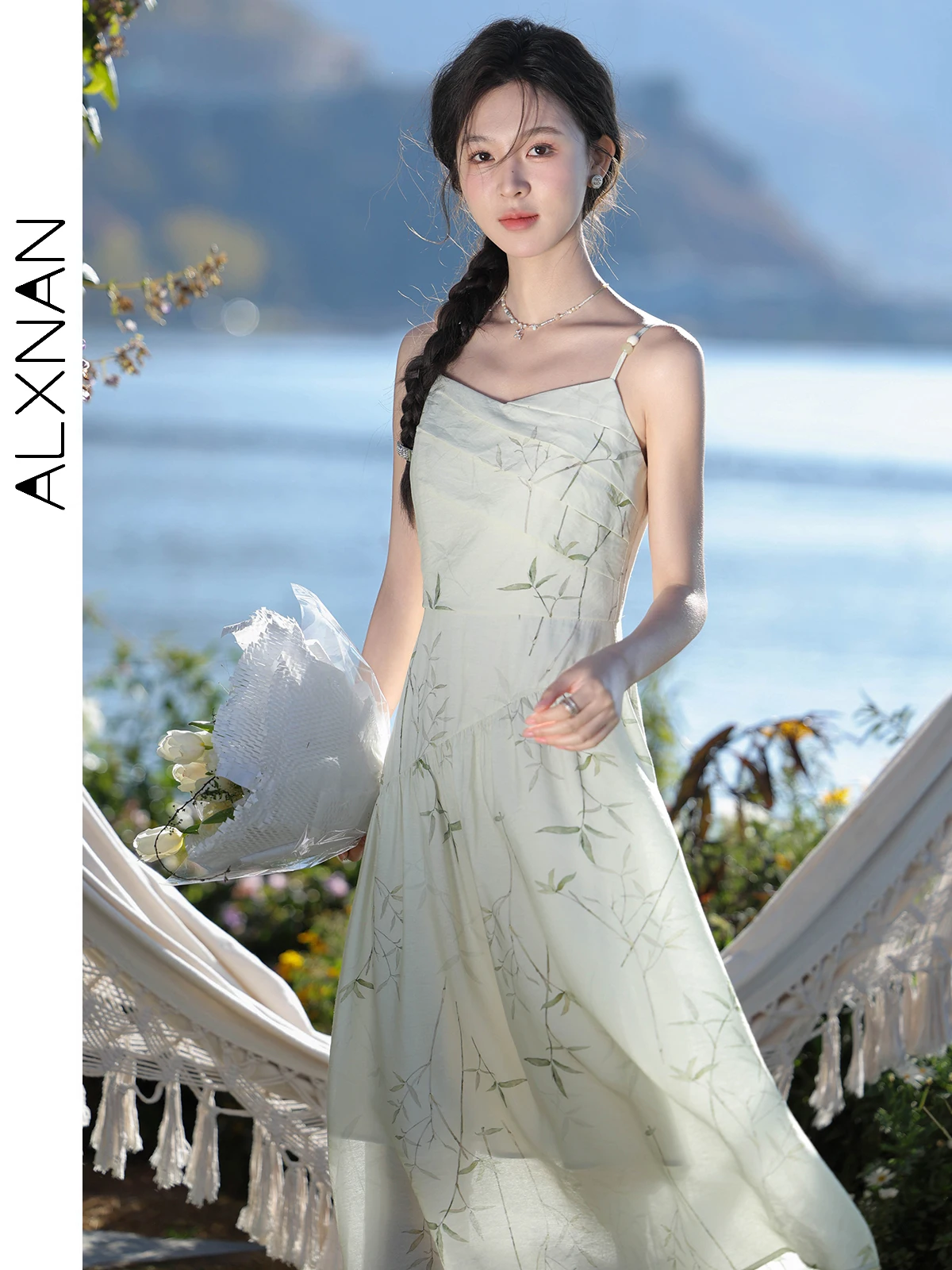 ALXNAN ผู้หญิงฤดูร้อน Cami Dress 2024 Elegant Chic ไม้ไผ่พิมพ์ V คอสาย Flared MIDI SLIP Dresses ผู้หญิง L33702