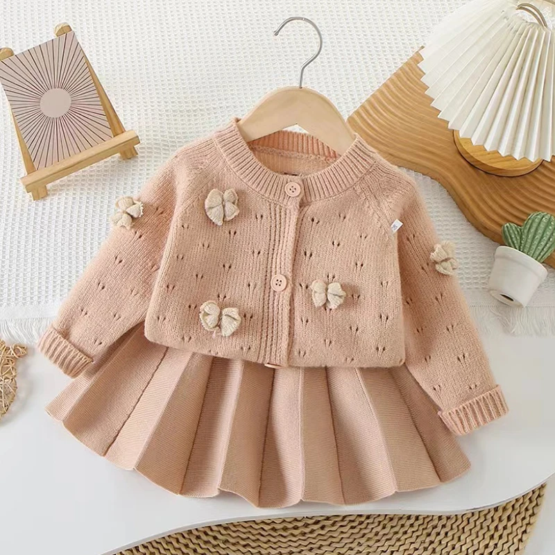 

Новинка 2023 года, осенне-зимний детский вязаный костюм, вязаный кардиган с длинными рукавами + короткая юбка, комплект одежды для маленьких девочек от 2 до 6 лет