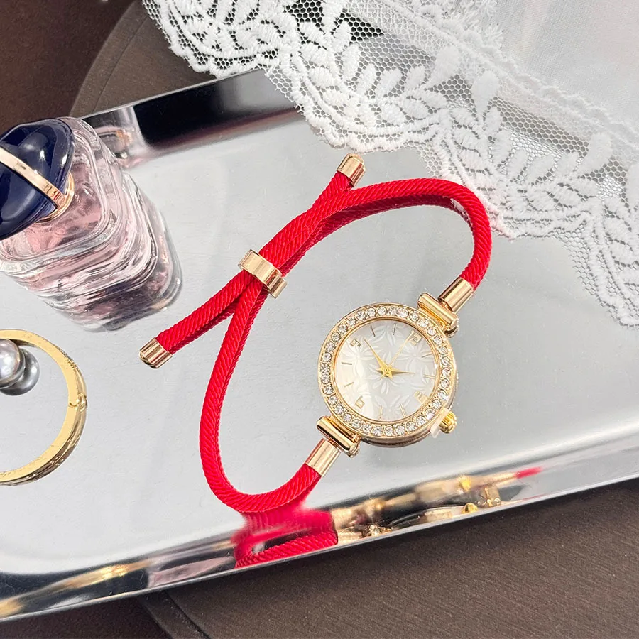 Женские часы с ромбовидным белым циферблатом, многоцветный тканый ремешок, простой индивидуальный дизайн, подходящий для отправки друзьям