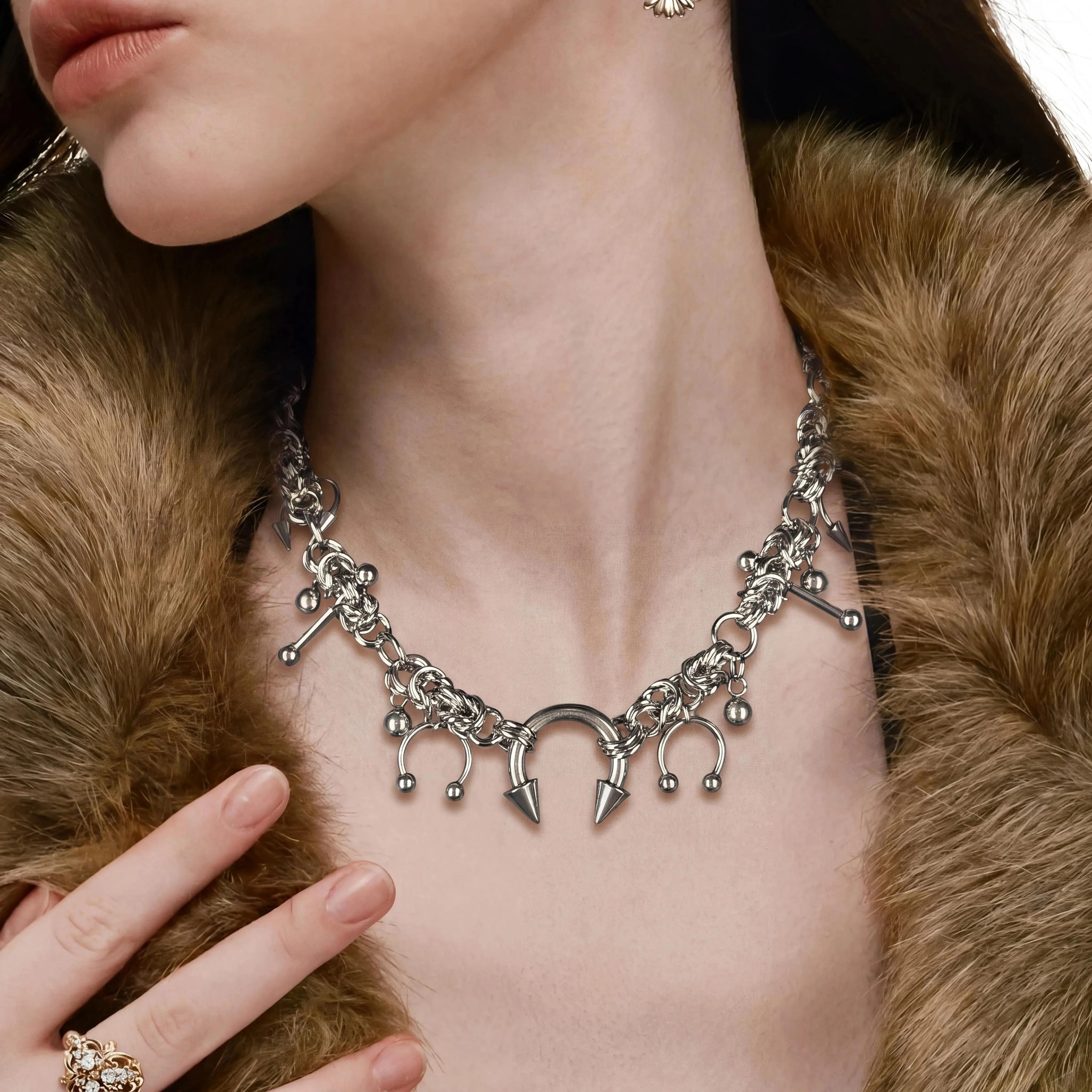 Gothic Punk Spike Horseshoe Choker Halskette aus Edelstahl, klobige geflochtene Kette, edgy Statement-Schmuck für Damen & Herren – Detail 5