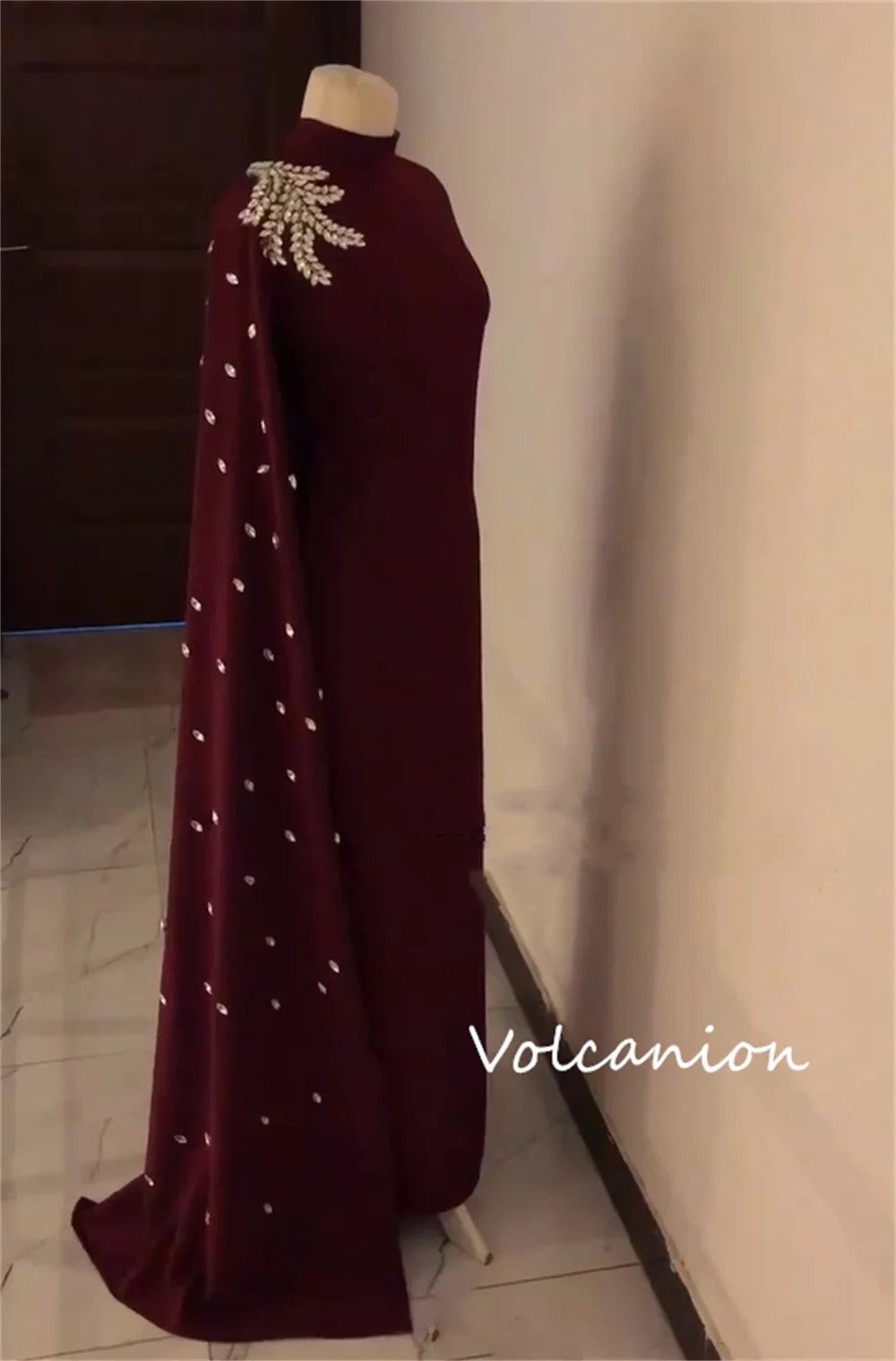 تخصيص رائعة جيرسي نمط اللؤلؤ مستقيم الياقة العالية فساتين طويلة مخصصة جودة المناسبات