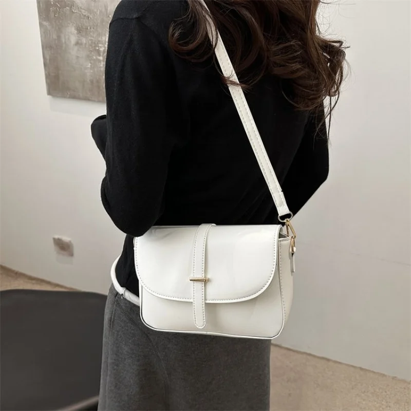 

Classic Shoulder Bag For Ladies In Smooth Calfskin Leather With Minimalist Design For Understated Elegance