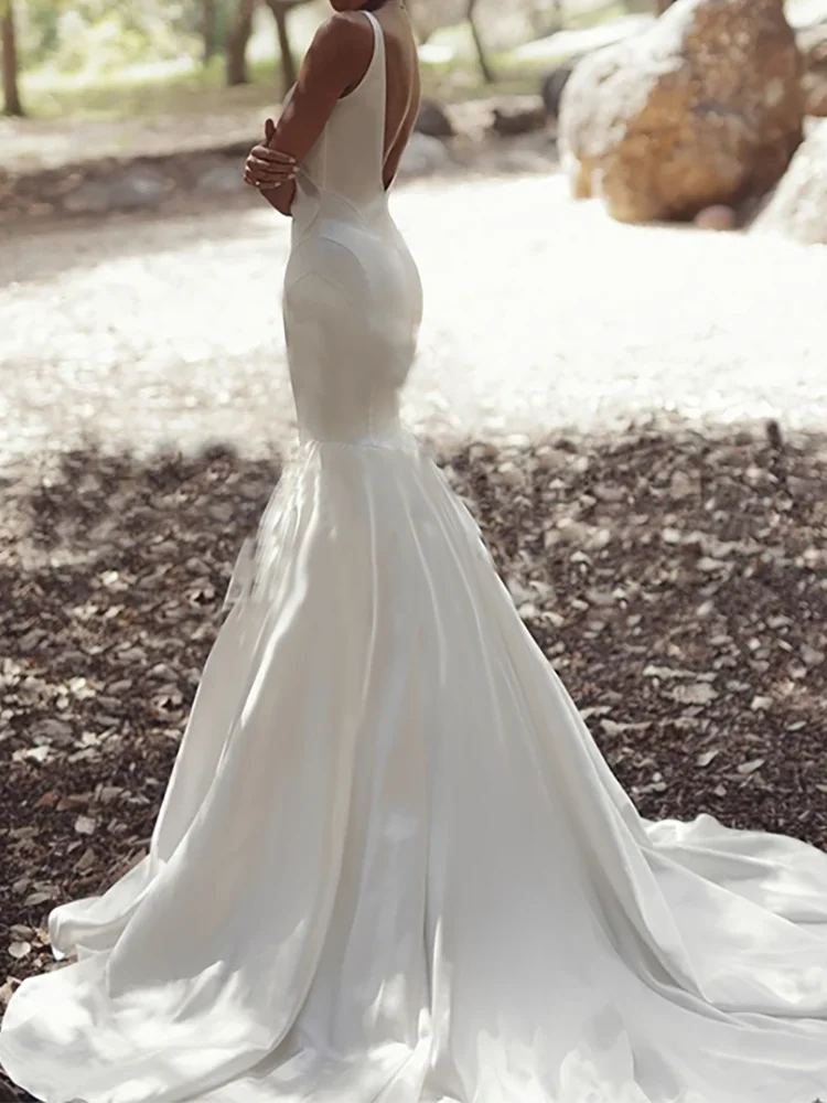 ชุดแต่งงานเจ้าสาวทรงเมอร์เมดแบบมีจีบ คอวี ผ้าซาติน แต่งโบว์ แขนกุด หรูหรา สามารถสั่งตัดได้