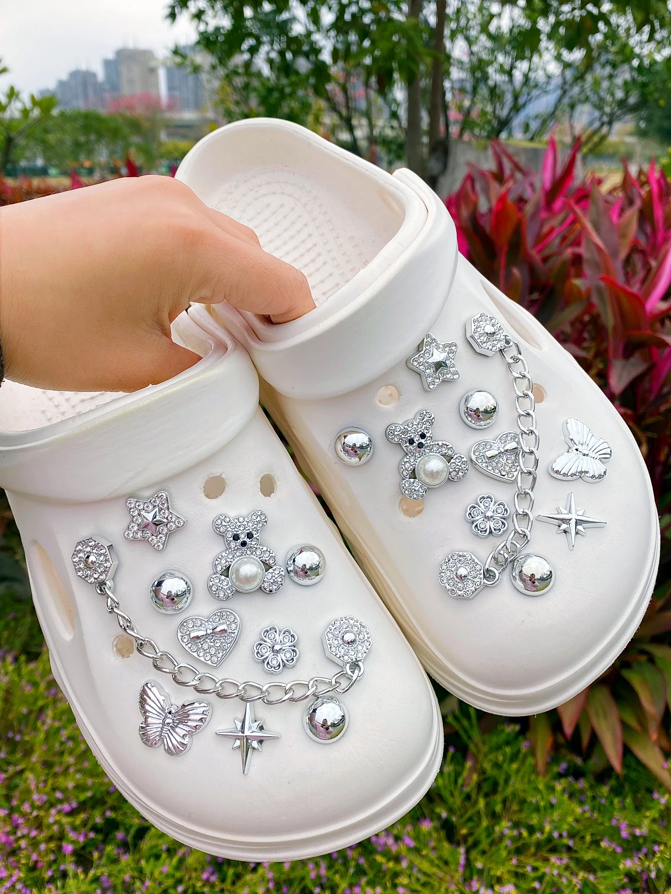 20 pieces of casual pearl teddy bears, with hearts, five-point stars, butterflies, and chain shoe buckles for DIY decorations. T