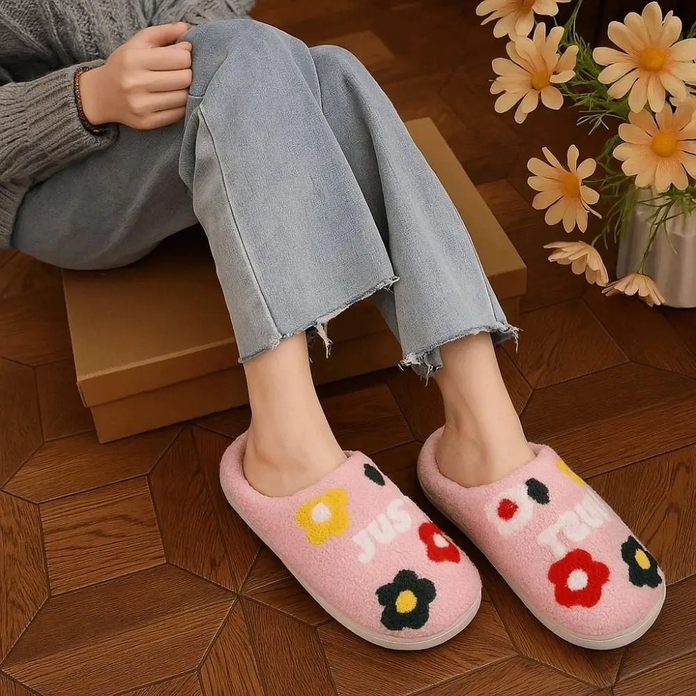 Zapatillas de algodón con flores suaves, chanclas esponjosas, antideslizantes, calentador de invierno, zapatos cálidos de algodón para el hogar con pelo verde peludo
