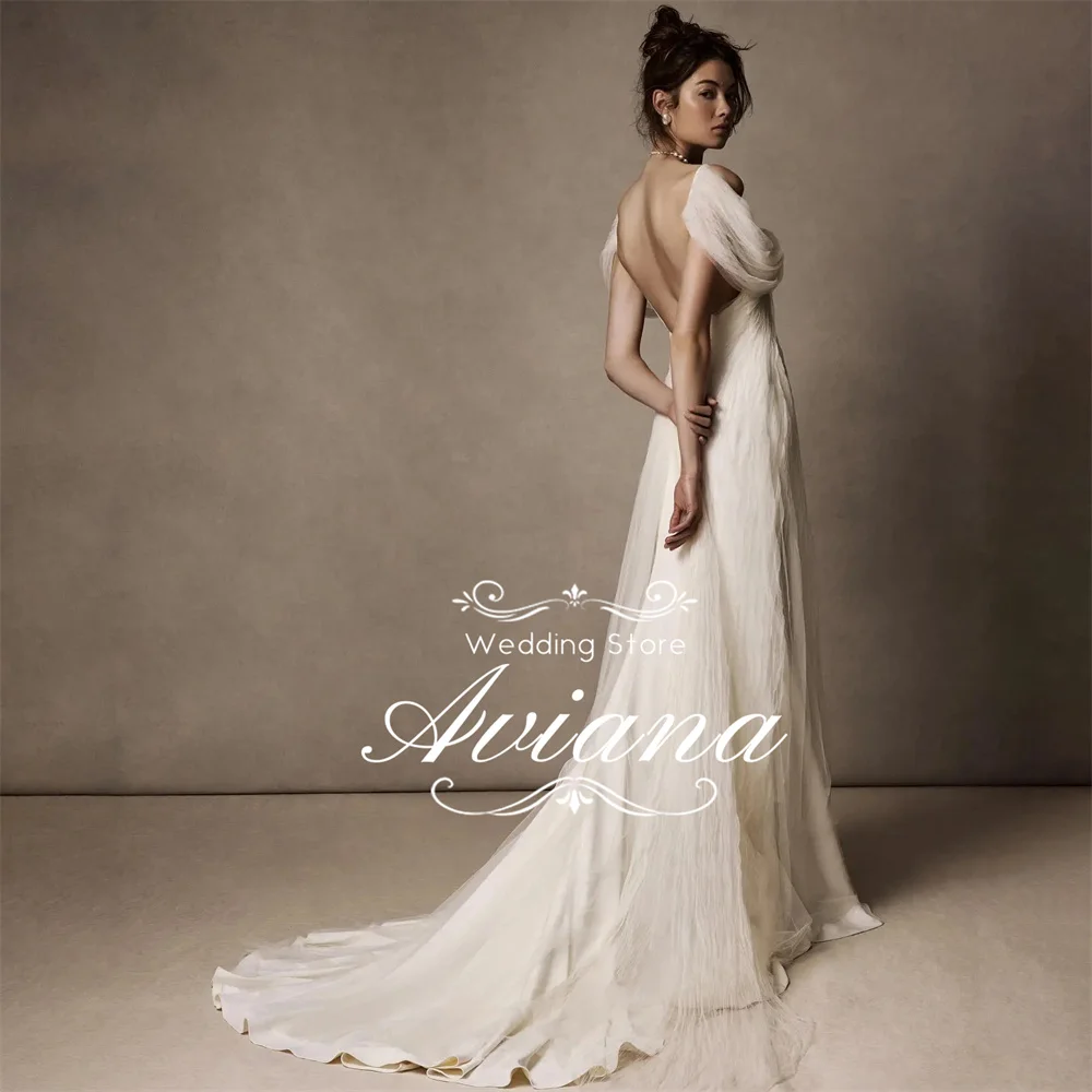 Maßgeschneidertes schulterfreies Aviana-Brautkleid aus plissiertem Tüll mit langer Schleppe, elegant, handgefertigt, hochwertig, individuelle Größe, perfektes neues Design