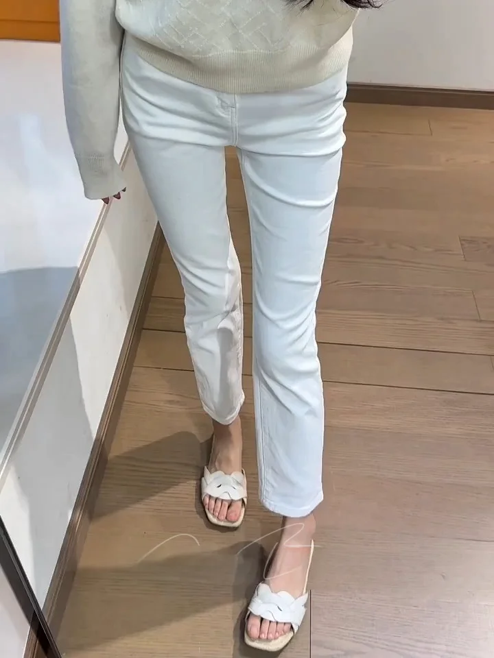 

Женские джинсы с высокой талией, белые, укороченные (9/10), прямого кроя, с эффектом утяжки и подтяжки ягодиц, из высокоэластичного хлопкового денима, базовые, стильные