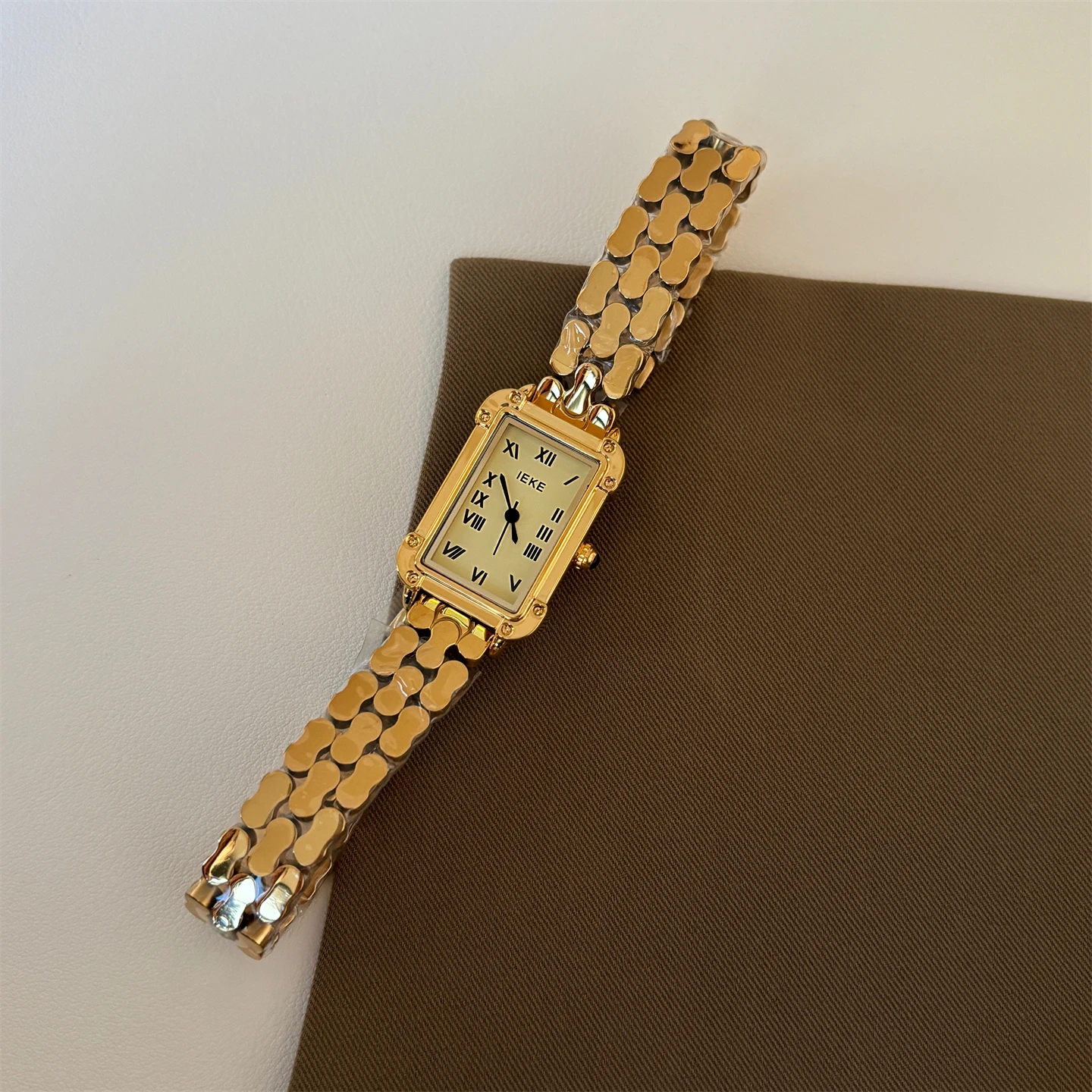 

Women's skeletonized chain watch, fashionable and luxurious quartz watch, a gift for ladies, a luxury women's watch.