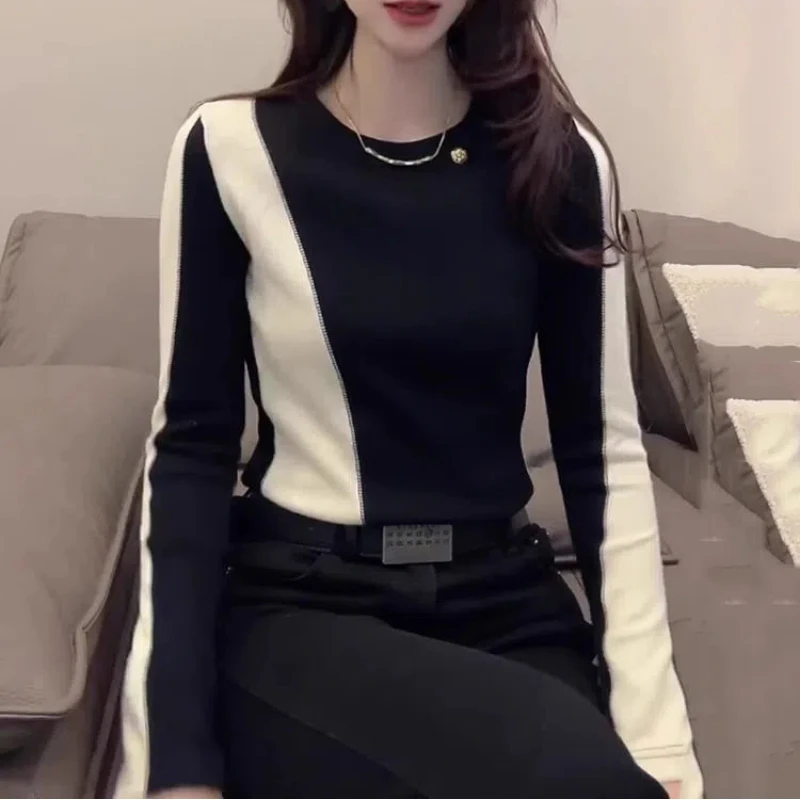 

2024 New Korean Color Blocking Design Splicing Round Neck Long Sleeved Slimming Base Shirt Women's Versatile and Stylish Top