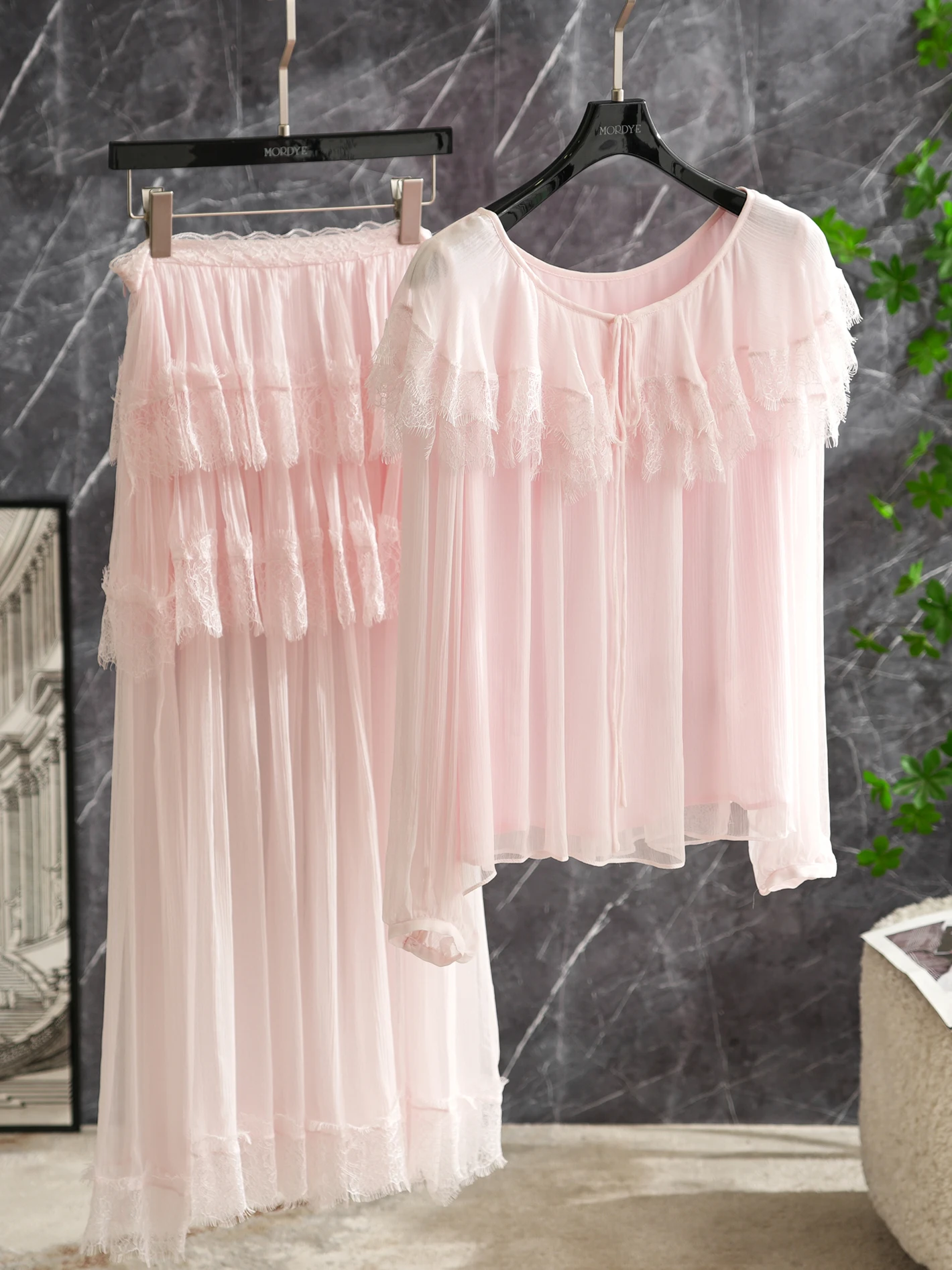 

Розовый кружевной комплект: блузка и юбка с плиссировкой в романтическом викторианском стиле с листовидным узором, прямой крой, длинный рукав, женский летний наряд