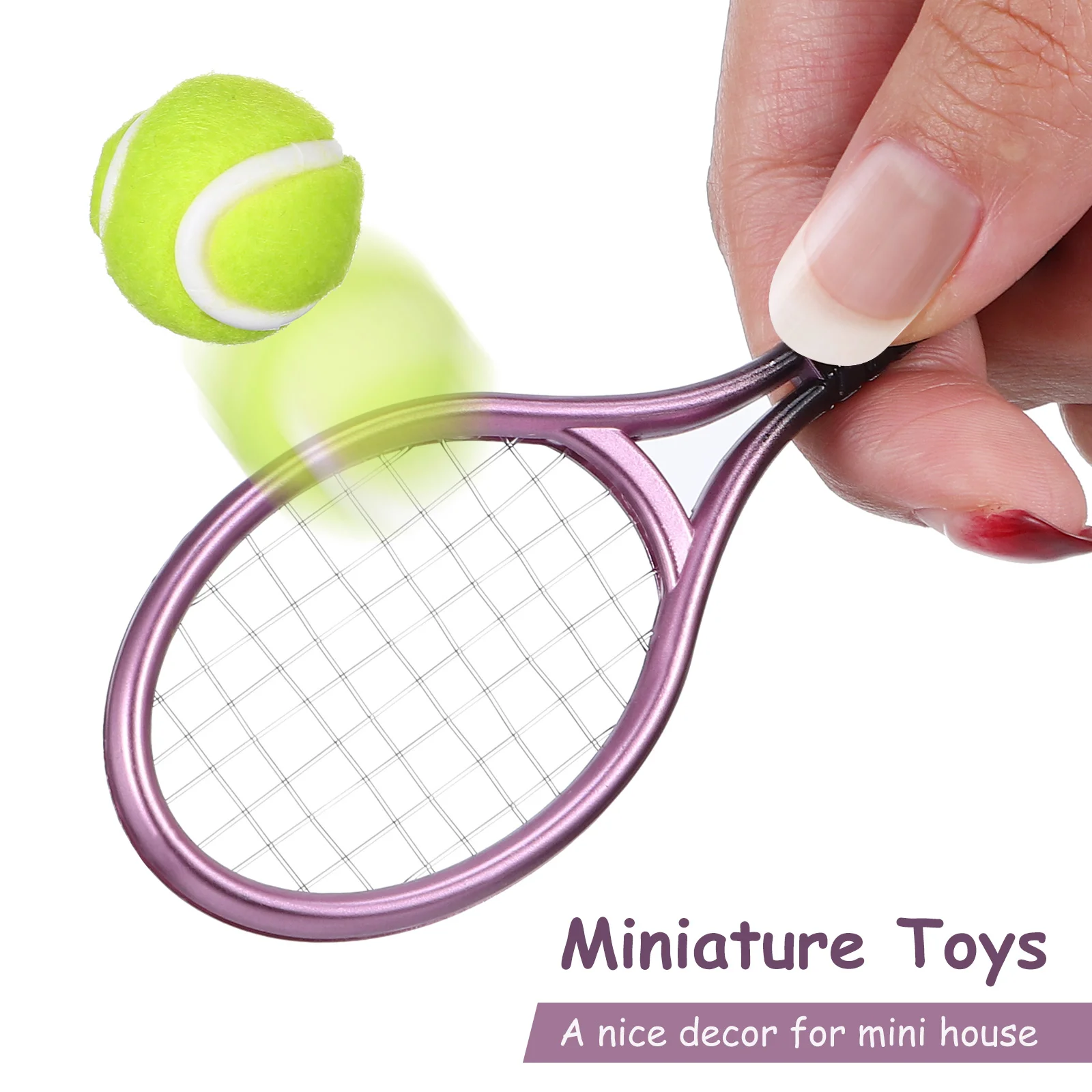 2 ชุดไม้เทนนิส House อุปกรณ์เสริม Miniature Racquet ของเล่นห้องพลาสติกลูกขนาดเล็กรุ่น