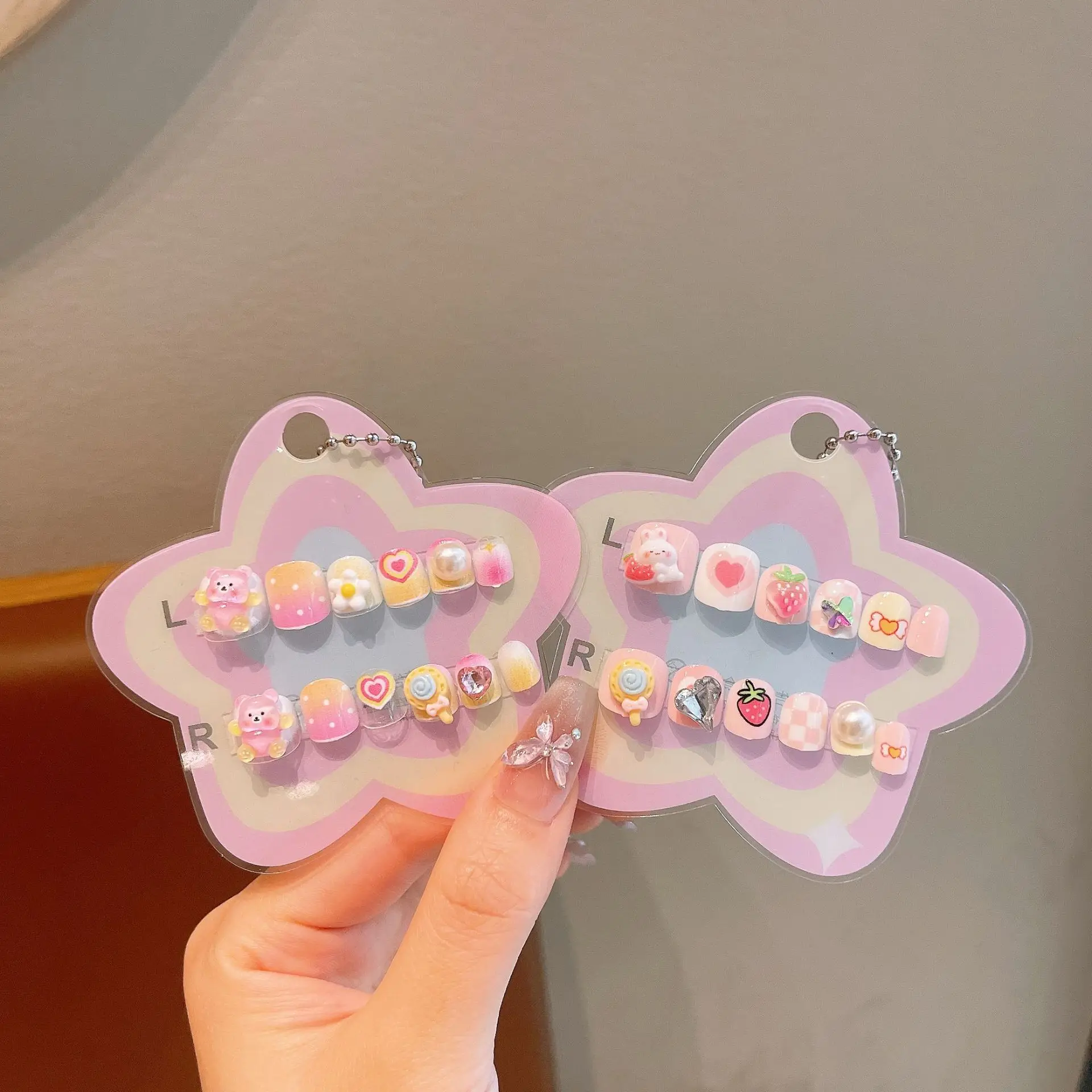 12 Stück Kinder-Nägel mit niedlichem Blumen- und Erdbeerhasen-Motiv, zum Aufdrücken, für 4–10 Jahre, abnehmbare Nagelaufkleber, künstliche Nägel, Mädchen-Geburtstagsgeschenke – Detail 11