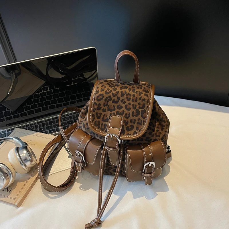 حقائب ظهر عصرية شتوية جديدة لعام 2025 بنمط الفهد الرائع حقائب ظهر من جلد الغزال الصناعي ذات سعة كبيرة حقائب كروس نسائية كلاسيكية