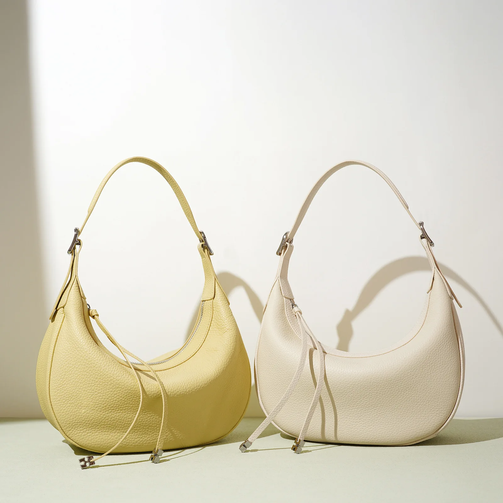 حقيبة هلال من الجلد الطبيعي للنساء أنيقة وبسيطة ومريحة على الكتف حقيبة يد كروس 2025 أساسيات الموضة المتميزة الجديدة