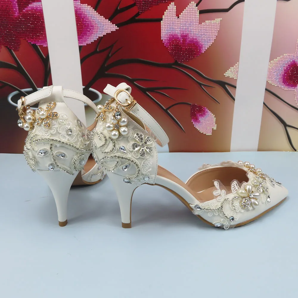 Scarpe da sposa con fiori a punta bianca con tacco alto Scarpe da sposa da donna alte e poco profonde con cinturino alla caviglia Scarpe da sera