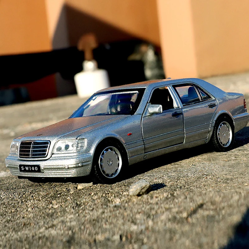 Diecast Classic Benz W140 Simulação Modelo de Carro de Liga, Veículo Coletivo, Luz Sonora, Brinquedo de Carro, Presente de Aniversário para Crianças, 1:32