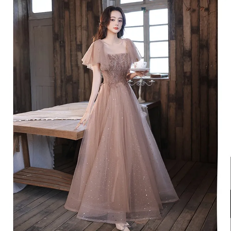 

A one-shoulder niche and light luxury host banquet with an ethereal elegant long dress