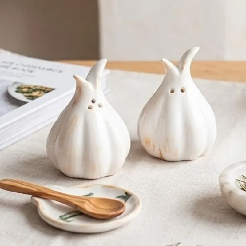Japanese Garlic-shaped Ceramic Salt Pepper Bottle Set Spices Cumin Seasoning Jars 1 Pair Kitchen Condiment Storage Ornaments