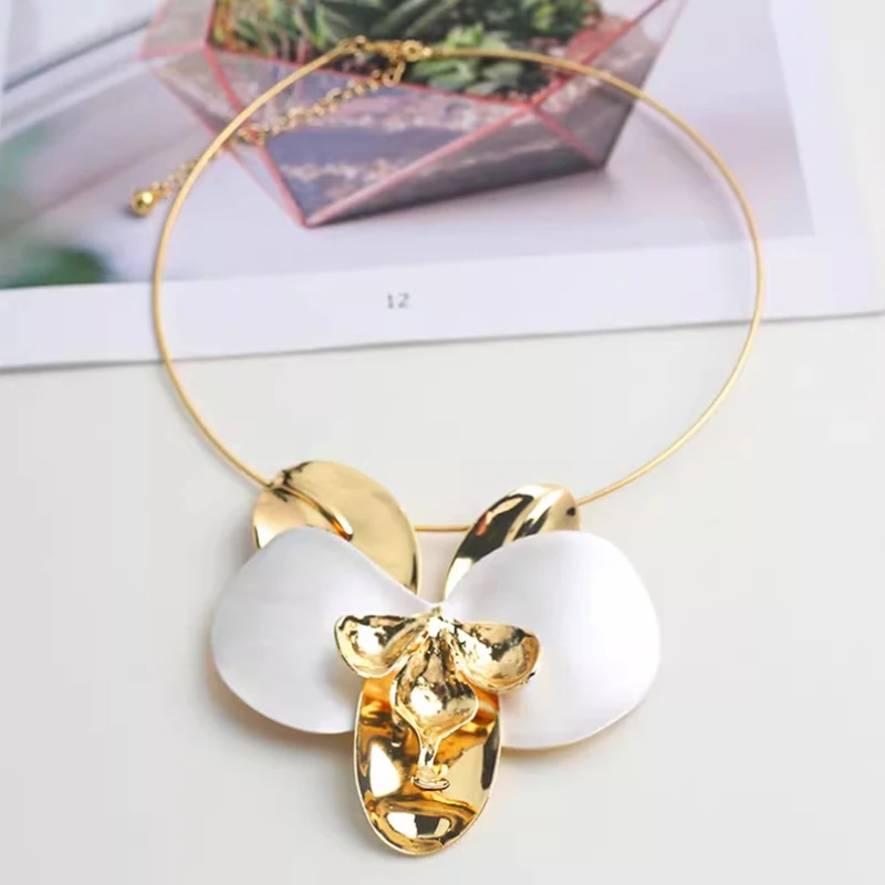 Exaggerated design, geometric floral pendant collar, travel party jewelry