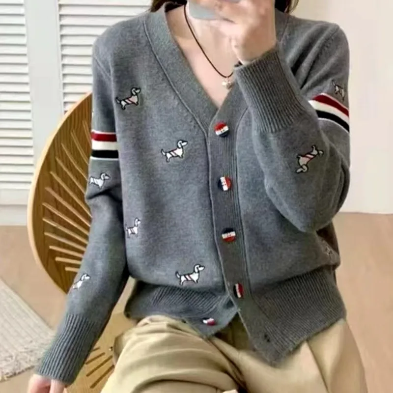 

Новая мода контрастного цвета вязаный кардиган женский мультфильм собака вышивка длинный рукав с v-образным вырезом повседневный свитер трикотаж верхняя одежда