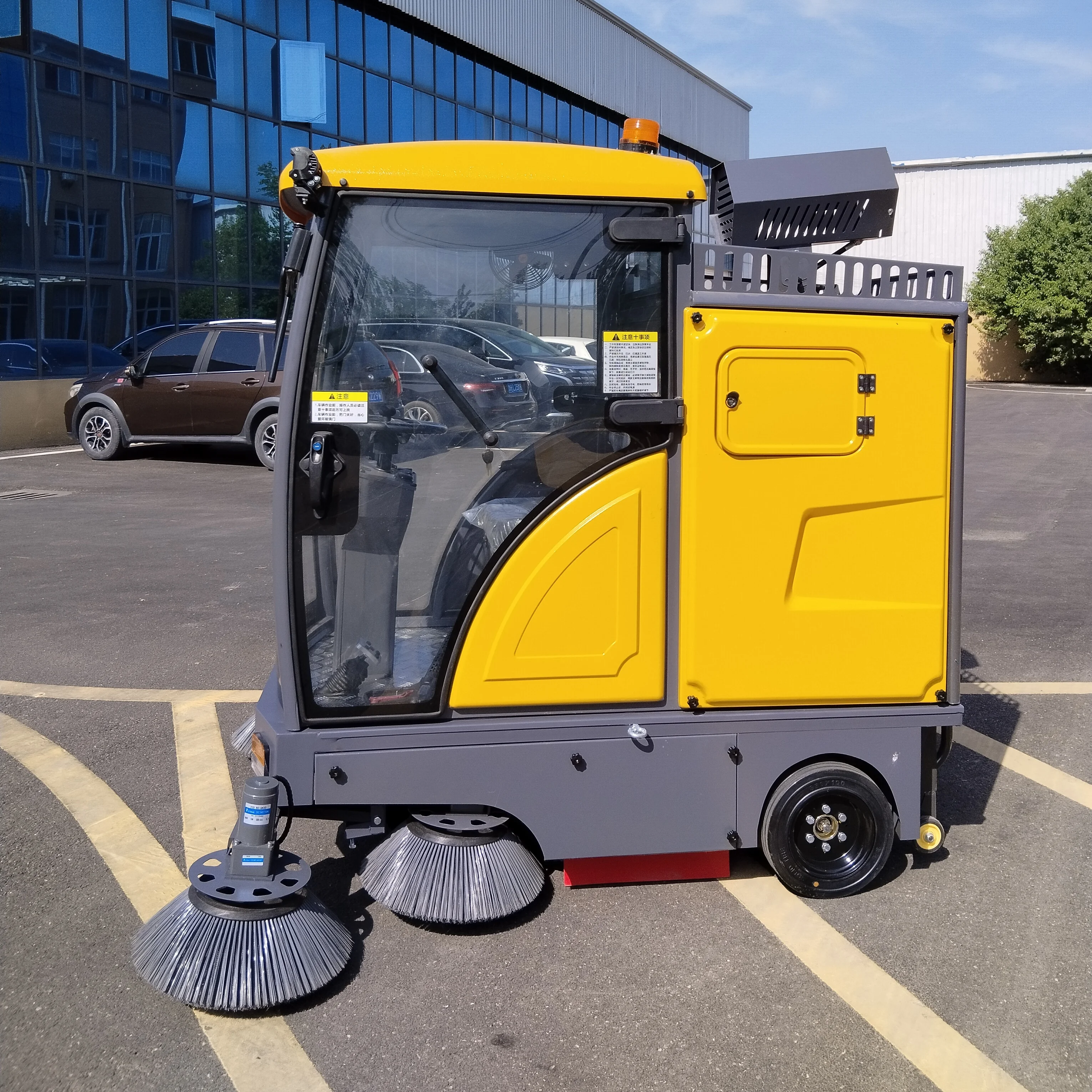 Tomada de fábrica original mais nova vassoura elétrica dirigindo máquina de limpeza de rua de estrada com largura de varredura