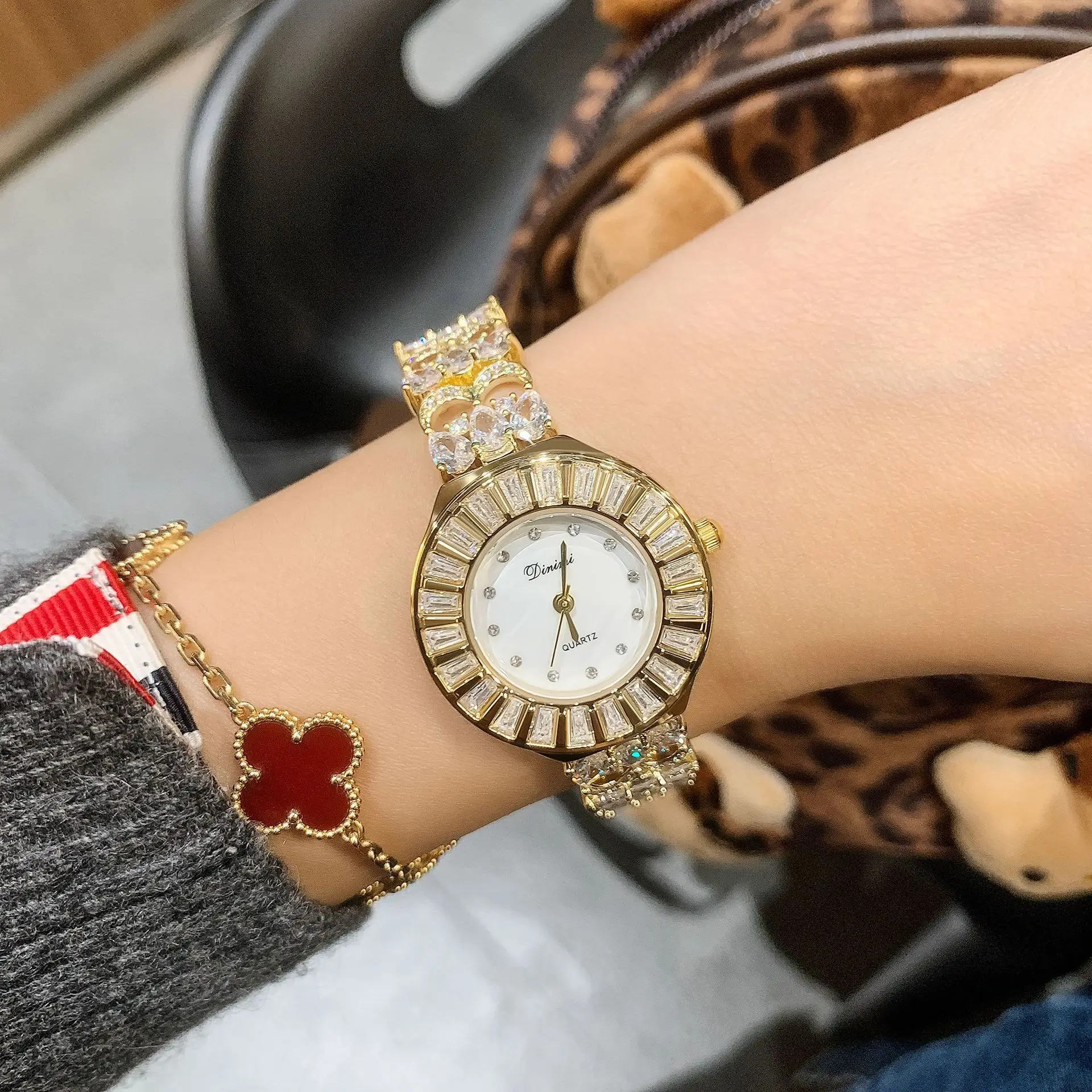 Jam tangan rantai untuk wanita, jam tangan gelang mewah kelas atas, jam tangan wanita gaya baru, jam tangan mewah berkualitas tinggi, hadiah wanita