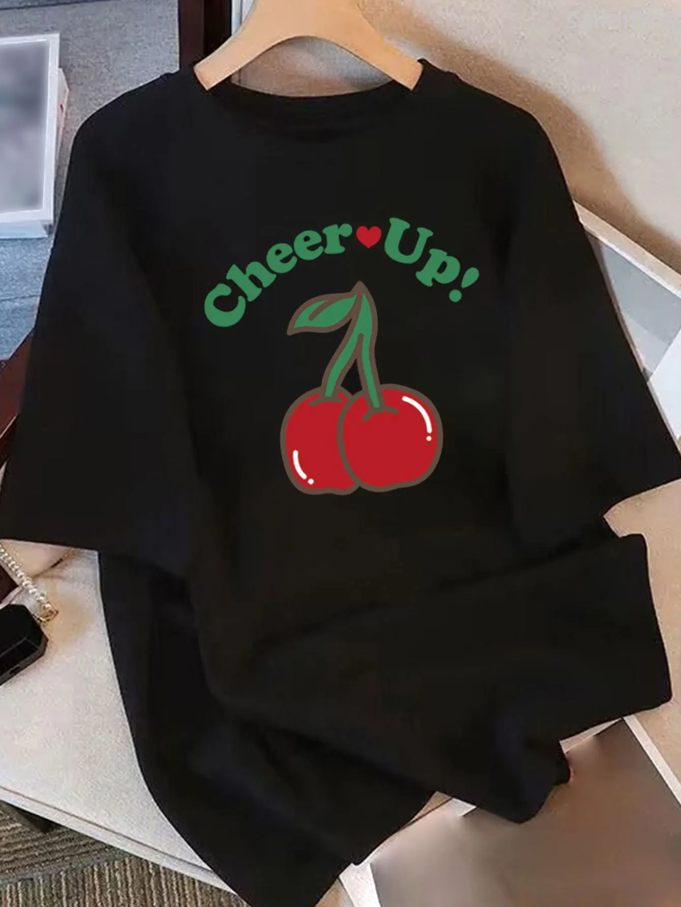 Ajuste de manga corta con estampado de cereza de dibujos animados lindo con "CHEER UP!" Texto Top casual con cuello redondo para ropa casual Ropa estética
