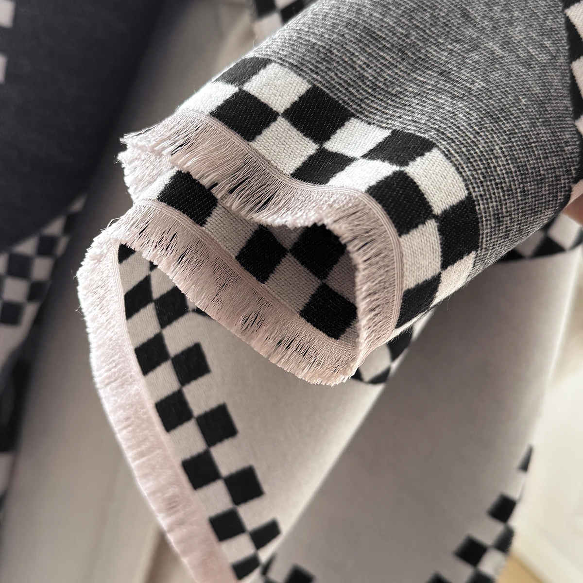 Luxuriöser dicker Kunstkaschmir-Schal für Damen – warmer Winter-Schal mit Vintage-Karomuster und Warhorse-Aufdruck, weicher Schal für Reisen und Alltag – Detail 4
