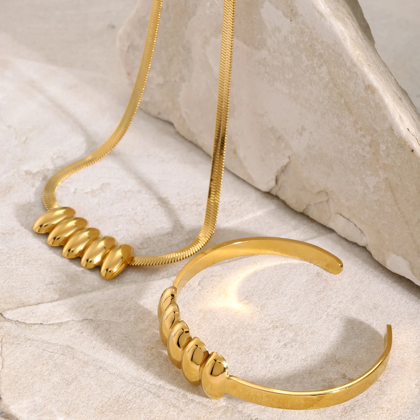 

Stainless Steel PVD 18K Gold Plated Tarnish Waterproof Snake Chain Wave ID Pendant Neckalce For Woman Jewelry Wholesale INS