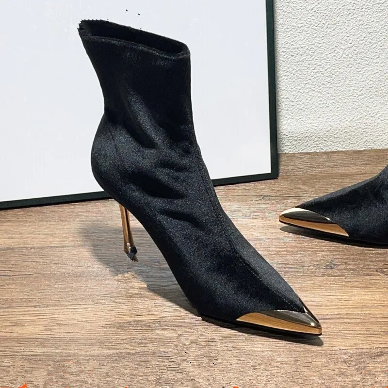 Nuevo estilo, botines negros concisos para Mujer, diseño de punta estrecha, decoración de Metal, tacones de aguja altos, Zapatos para Mujer