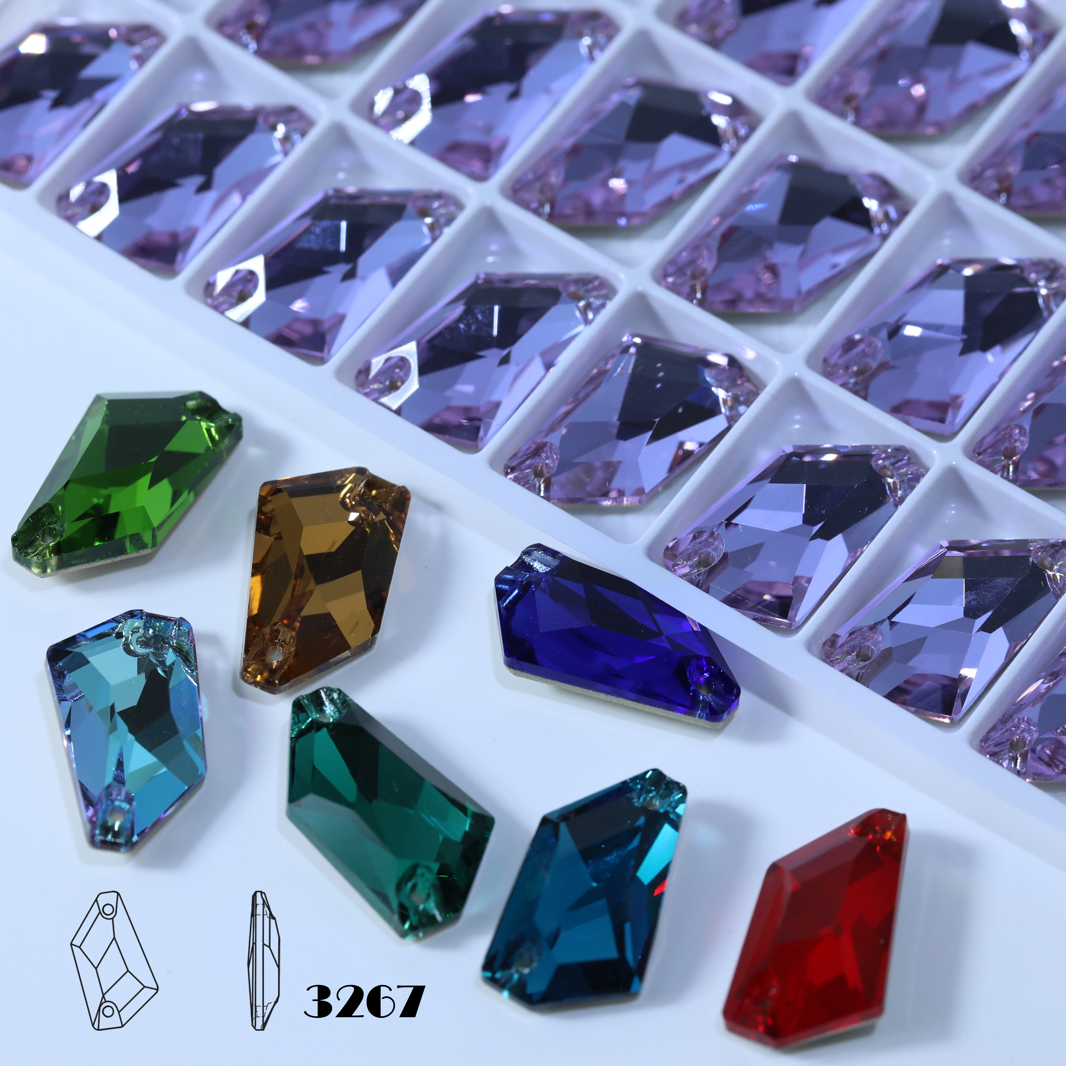 Funkelnde, elegante Glas-Kristall-De-Art-Aufnähsteine mit normaler Farbplattierung für Kleidung, Hochzeitskleider und DIY-Bastelarbeiten. – Detail 1