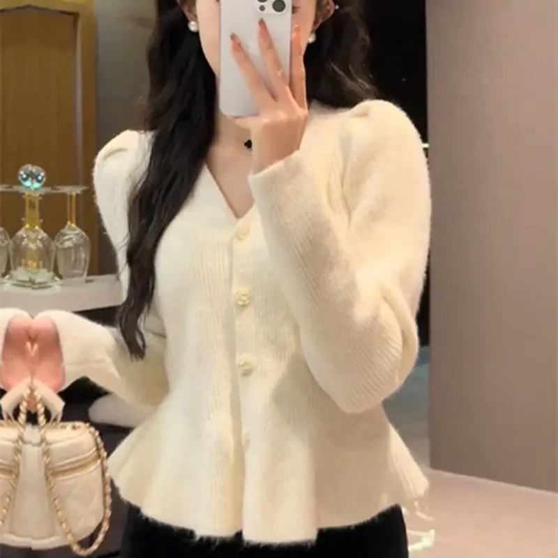 Chuyun French V-neck Single Row Three-dimensional Flower Button Knitted Cardigan Sweater Women's New Slimming Bottom Top