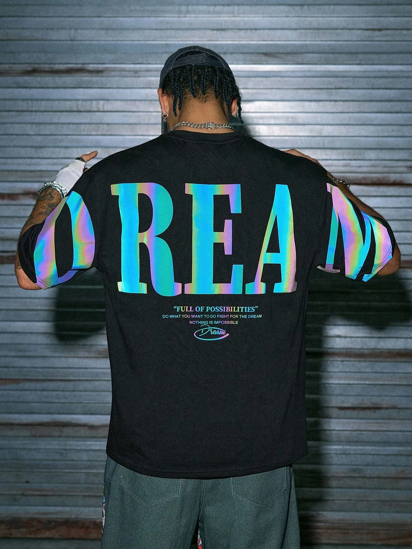 

Мужская хлопковая футболка свободного кроя с голографическим графическим принтом