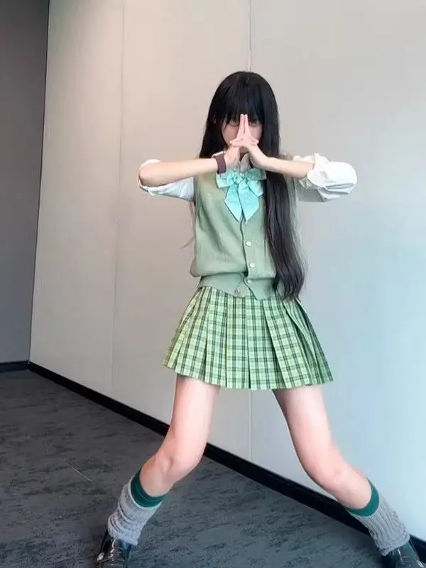 

Японский стиль JK: Оригинальный комплект из свитера-жилетки с воротником и полуюбки для студенток, модный образ в стиле «Маленькая зеленая слива»