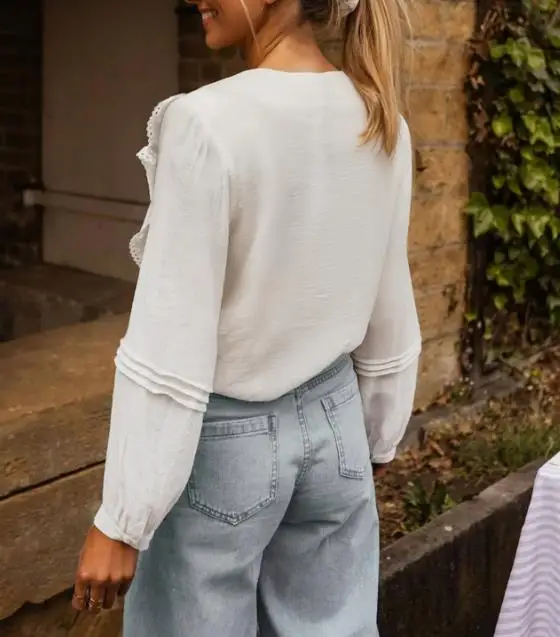 

Women's White Lace Ruffle V-Neck Shirt French Countryside Style Top for Autumn 2025 New Collection