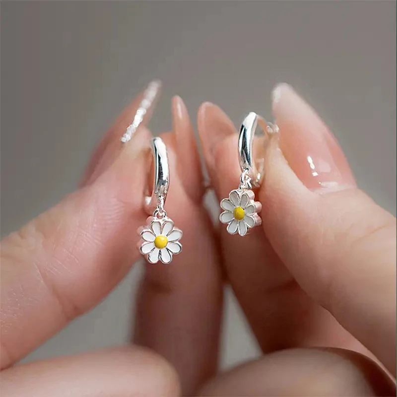 Huitan Chic Little Daisy Anhänger-Ohrringe für Damen, anmutiger Alltagsschmuck, süßer, frischer Stil, silberfarben, zarte Accessoires
