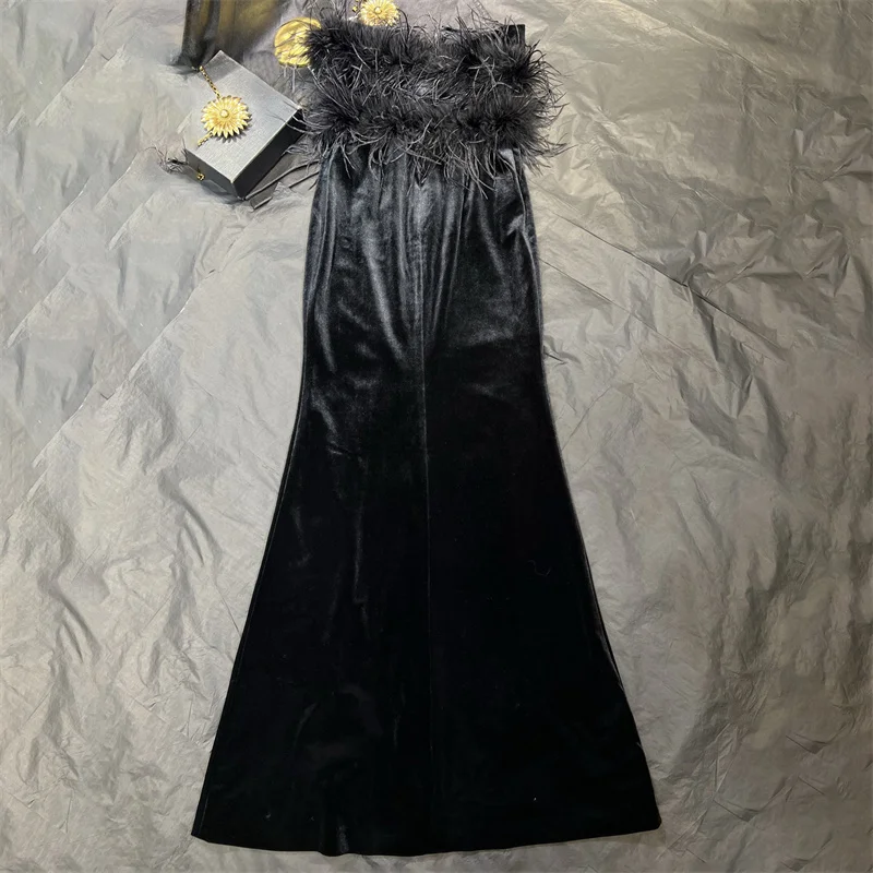 Bild 3: Damenkleid Winter 2025, neues ärmelloses Kleid aus Samt mit schmaler Passform, Straußenfedern, dekoratives langes Kleid, schulterfreie Partykleider