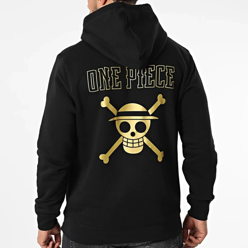 Sudadera con capucha y cremallera de los Piratas del Sombrero de Paja de One Piece, con el escudo de Jolly Roger y la tipografía "ONE PIECE" en negrita, estilo urbano, ideal para fans del anime.