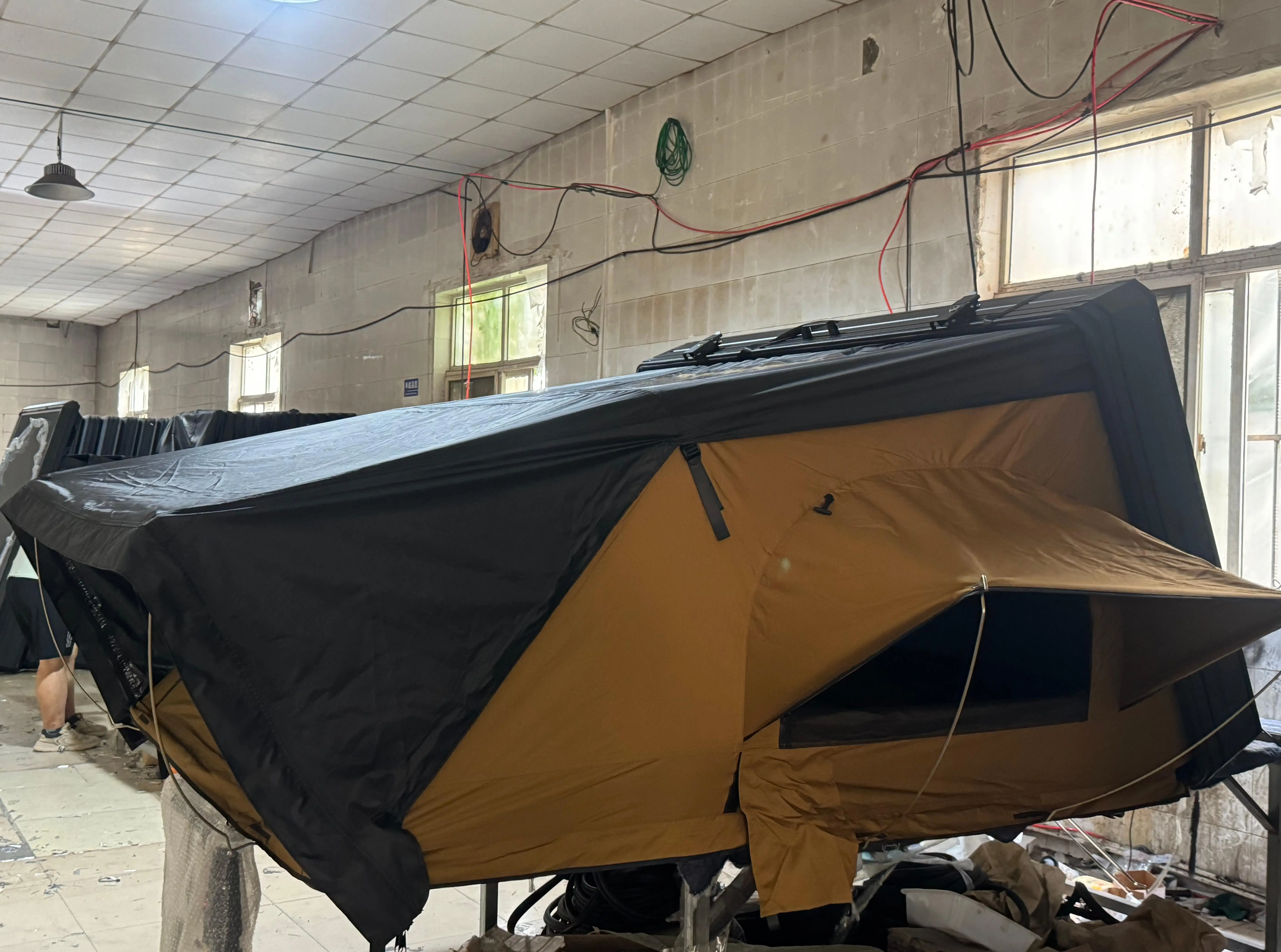 4 Person Aluminum Clamshell Hard Shell Roof Top Tent Car Hardshell Rooftop Tent RTT for 4x4 Offroad Camping