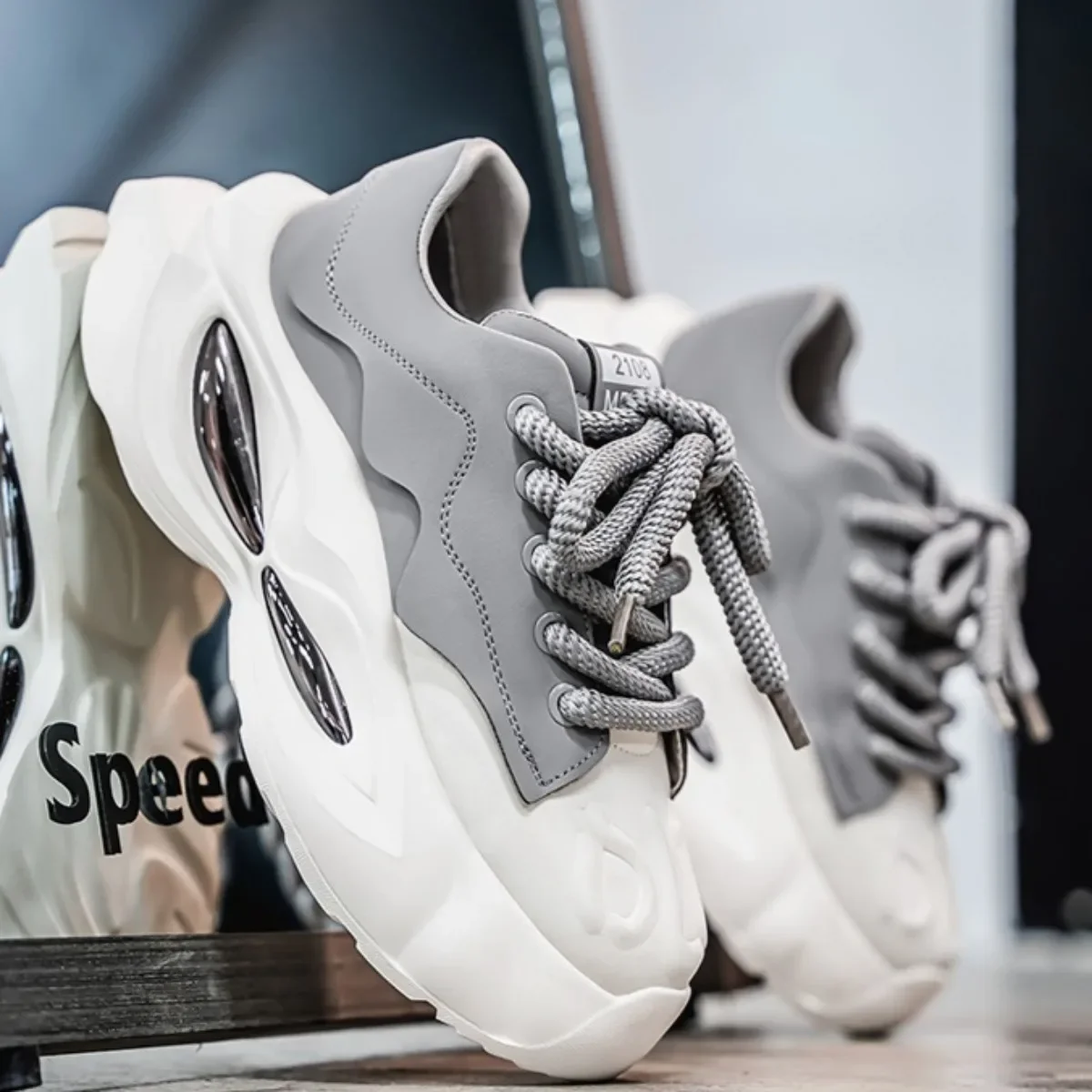 أحذية رياضية مكتنزة للرجال ذات نعل سميك أحذية لزيادة الارتفاع مع جزء علوي من الجلد ونعل ناعم أحذية رياضية غير رسمية لجميع المواسم