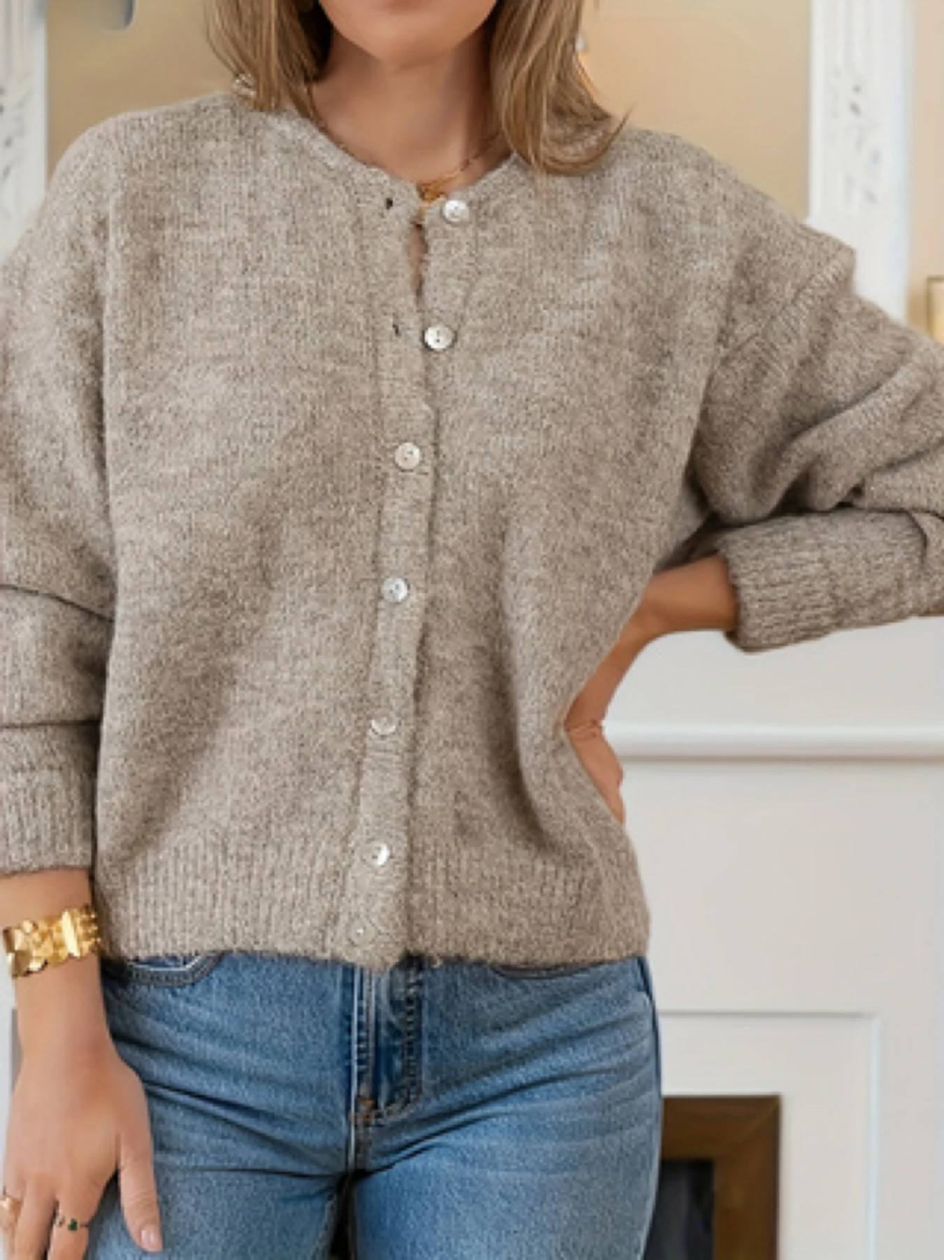 سترة صوفية محبوكة بأزرار أوروبية وأمريكية أنيقة لخريف وشتاء 2025 بلون سادة ورقبة دائرية للنساء