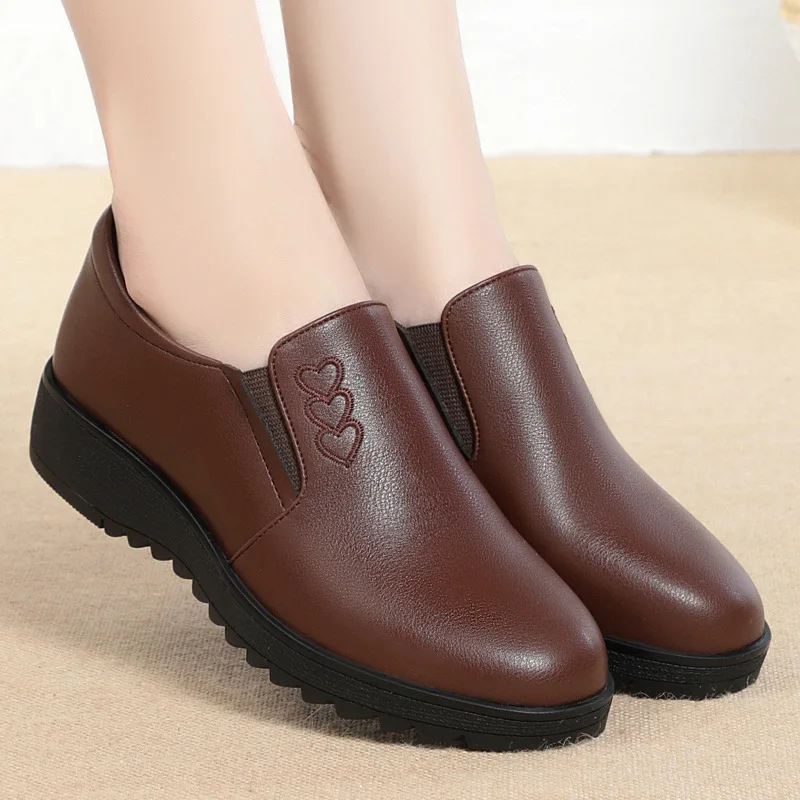 

Mother's Shoes Soft Leather Bottom Embroidered Leather Shoes Middle-aged2025 Elderly Deep Mouth Single Comfortable Women's Shoes